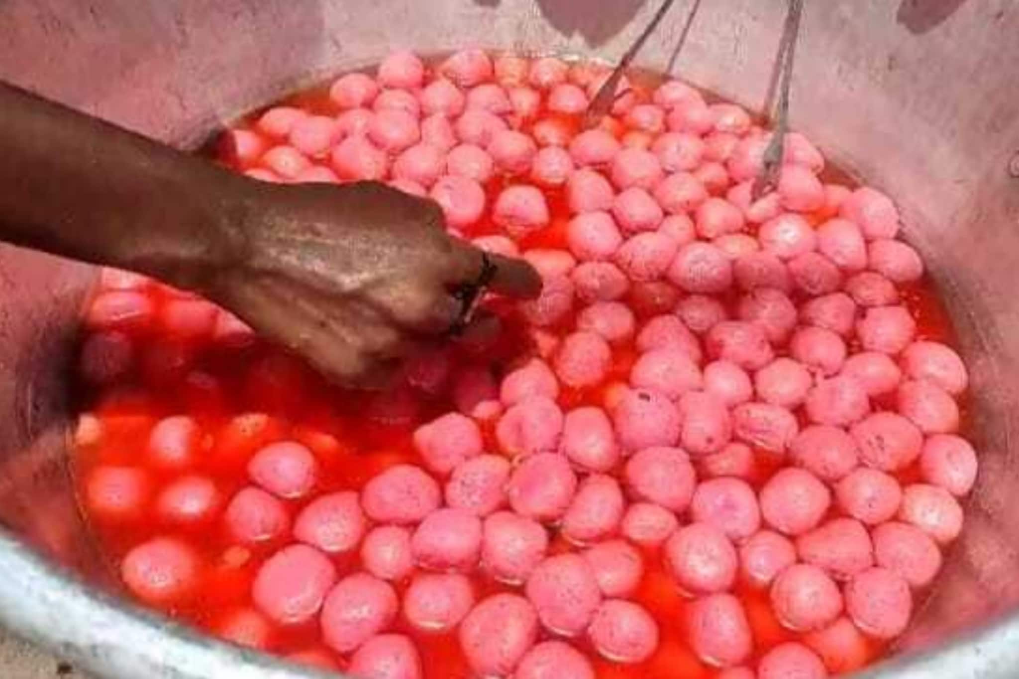 ডোমজুড়ে লাল রসগোল্লা বিলি করে বিজয় উৎসব সিপিআইএমের, দেখুন ভাইরাল ভিডিও