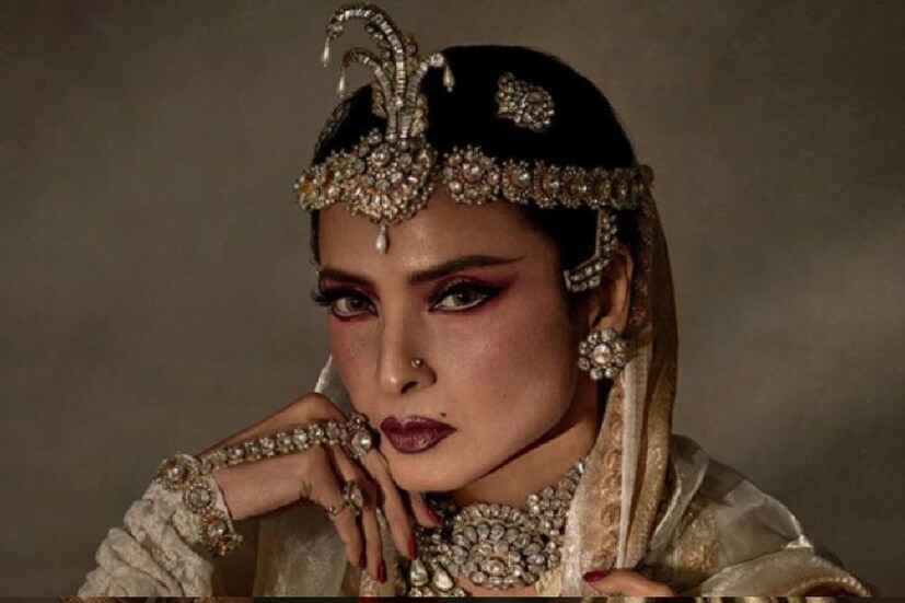 ভানুরেখা জেমিনি গণেশন। তবে গোটা দেশের প্রজন্মের পর প্রজন্মের কাছে তিনি শুধুই এভারগ্রীন রেখা। এই বয়সেও তাঁর   সৌন্দর্য, গ্ল্যামার এখনও একটুও কমেনি৷ আবেদনময়ী চাহনিতে কোটি কোটি পুরুষের হৃদয় জয় করে রাতের ঘুম উড়িয়েছেন বলিউডের এভারগ্রীন অভিনেত্রী রেখা।