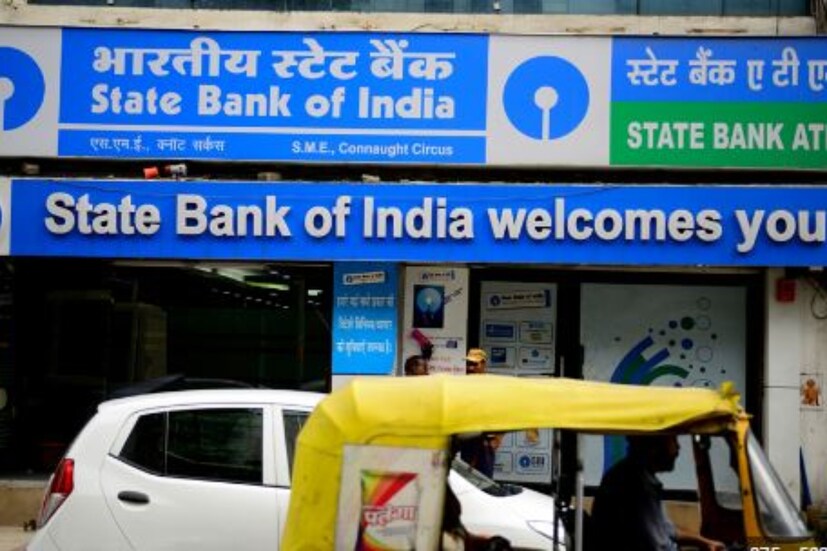 SBI-এর অফিসিয়াল ওয়েবসাইট অনুসারে, প্রত্যেকেই KYC-এর মাধ্যমে একটি বেসিক সেভিংস অ্যাকাউন্ট খুলতে পারে। এটি ব্যাঙ্কের সকল শাখায় খোলা যায়। যাঁদের আয় কম বা কম টাকা জমা আছে, তাদের জন্য এই অ্যাকাউন্টটি উপযুক্ত। (প্রতীকী ছবি)
