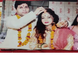 জ্যোতি মৌর্যের পরে এবার ভাইরাল ‘প্রেমিক’ মনীশের বিয়ের ছবিও! বিতর্কে ঘি ঢাললেন লোকসঙ্গীত শিল্পী নেহা সিং রাঠোর