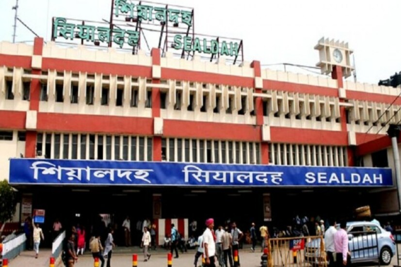 প্ল্যাটফর্মের সংখ্যার বিচারে দ্বিতীয় স্থানেও রয়েছে বাংলার শিয়ালদহ স্টেশন। পশ্চিবঙ্গের এটি সবথেকে ব্যস্ততম স্টেশন হিসেবে বিবেচিত হয়। এই স্টেশনে উত্তর ও দক্ষিণ দুটি শাখা রয়েছে। আর মোট  প্ল্যাটফর্মের সংখ্যা ২১টি।