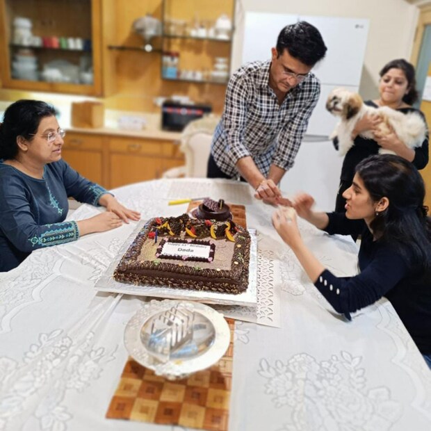 জন্মদিনের রাত থেকেই শুভেচ্ছার জোয়ারে ভাসছেন সৌরভ গঙ্গোপাধ্যায়। বিশেষ দিনে রাতে পরিবারের সঙ্গে কেক কেটে উদযাপন করলেন মহারাজ।