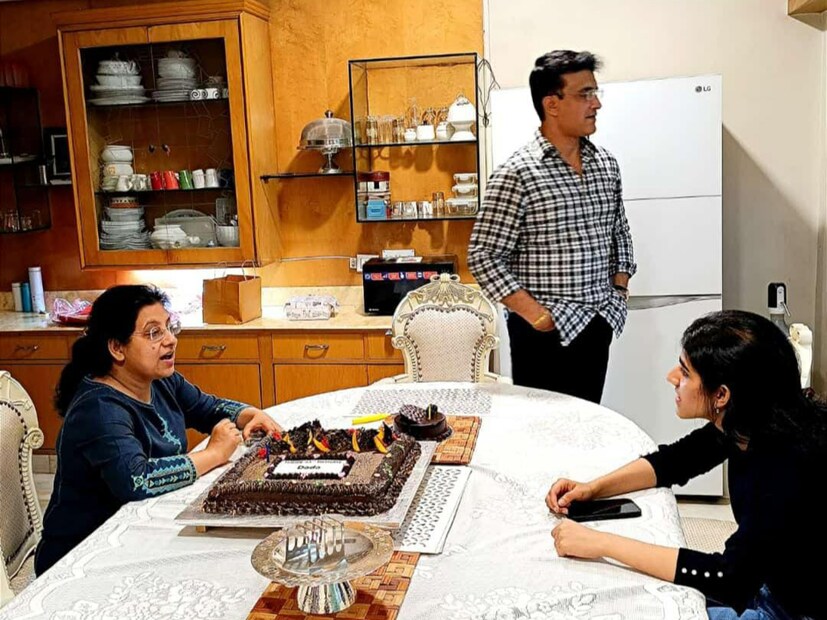  স্ত্রী ডোনা গঙ্গোপাধ্যায় ও মেয়ে সানা ও পরিবারের অন্যান্য সদস্যদেপ সঙ্গে রাত ১২টা বাজতেই কেক কাটেন সৌরভ। পরিবারের কেকের সঙ্গে ছিল ফ্যানেদের দেওয়া কেকও।