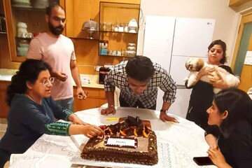 জীবনের ২২ গজে ৫১, পরিবারের সঙ্গে মধ্যরাতে জন্মদিন উদযাপন সৌরভ গঙ্গোপাধ্যায়ের জীবনের ২২ গজে ৫১, পরিবারের সঙ্গে মধ্যরাতে জন্মদিন উদযাপন সৌরভ গঙ্গোপাধ্যায়ের