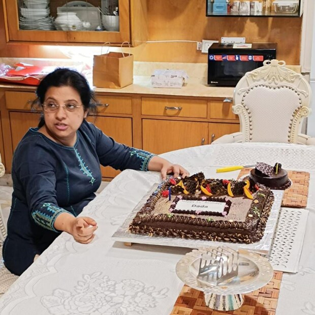 জন্মদিনের আগের দিন রহস্যময় পোস্ট করেন সৌরভ গঙ্গোপাধ্যায়। সেখানে লেখা, ‘লিডিং উইথ…’। ক্যাপশনে সৌরভ লিখেছেন, ‘আপনারা যেমনটা চাইছিলেন তেমনটাই হচ্ছে। ৮ জুলাই আমার জন্মদিনের দিন এক বিশেষ ঘোষণা হতে চলেছে। সঙ্গে থাকুন।’