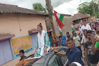 গাড়িতে সায়নী