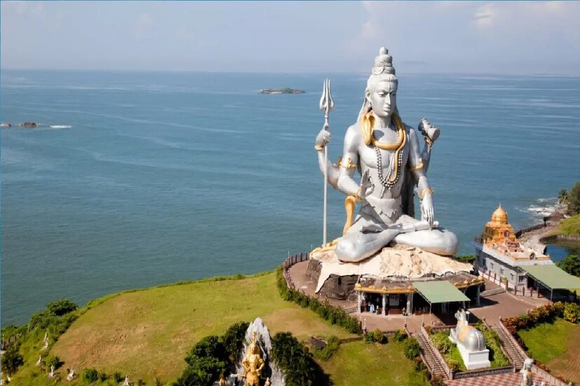 *তিনি বলেন, শ্রাবণ মাসকে সব মাসের মধ্যে শ্রেষ্ঠ বলে গণ্য করা হয়, তাই একে পুরুষোত্তম মাসও বলা হয়। ভগবান শিবের উপাসনা করা তো বটেই, এই সময় কিছু বিশেষ সামগ্রী বাড়িতে রাখাও খুব শুভ বলে মনে করা হয়। ওই সব সামগ্রী ঠাকুরঘরে রেখে পুজো করলে উপকার পাওয়া যাবে। যে কোনও শত্রু পরাজিত হবে, বশীভূত থাকবে। সংগৃহীত ছবি। 