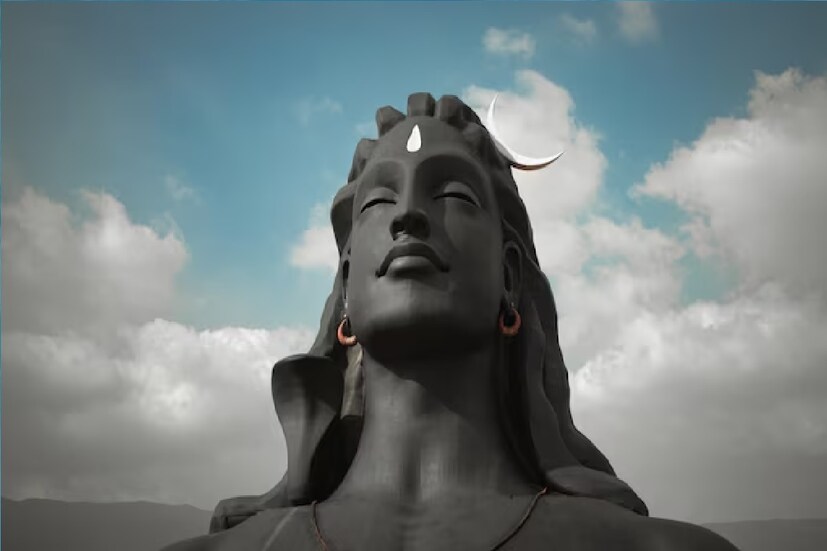 *পণ্ডিত মনোৎপল ঝা জানান, শিবলিঙ্গ স্ফটিক বা মাটির তৈরিও হতে পারে। শিবলিঙ্গ আসল ভগবান ভোলানাথের প্রতীক, যা স্পর্শ করলে মানুষের দুঃখ দূর হয়ে যাবে, কোনও শত্রু কোনও ক্ষতি করতে পারবে না। সংগৃহীত ছবি।