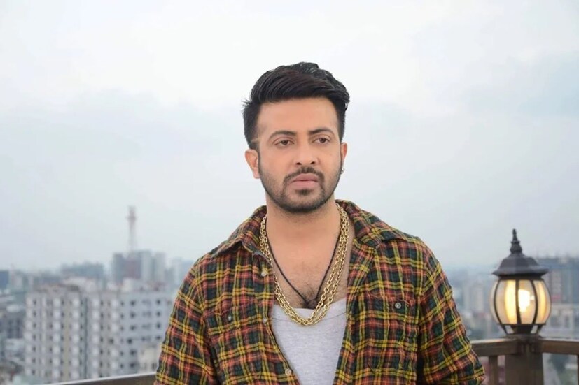 তবে শেষ পর্যন্ত সকলকে বাদ দিয়ে জারিনকে বাছা হয়েছে বলেই খবর। জারিনের সঙ্গে কথাবার্তাও নাকি ইতিমধ্যেই চূড়ান্ত হয়ে গিয়েছে। যদিও এবিষয় এখনও স্পষ্ট করে কিছু জানাননি বাংলাদেশের পরিচালক অনন্য মামুন।