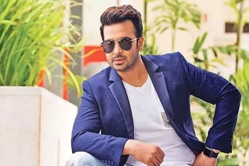 শাকিবের বিপরীতে কে থাকছেন তা নিয়ে অনুরাগীদের আগ্রহের শেষ নেই। খোদ বলিউডের 'ভাইজান' সলমন খানের নায়িকার সঙ্গে রোম্যান্স করতে দেখা যাবে শাকিবকে। এর আগেও তিনি ভারতীয় ছবিতে কাজ করেছেন তবে বাংলা ভাষাতেই। তবে এবার তিনি হিন্দি ছবিতে কাজ করবেন।