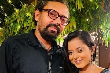 'মিনি হানিমুন'-এ বিরাট সারপ্রাইজ! স্বামীর থেকে কী উপহার পেলেন শ্রুতি 'মিনি হানিমুন'-এ বিরাট সারপ্রাইজ! স্বামীর থেকে কী উপহার পেলেন শ্রুতি