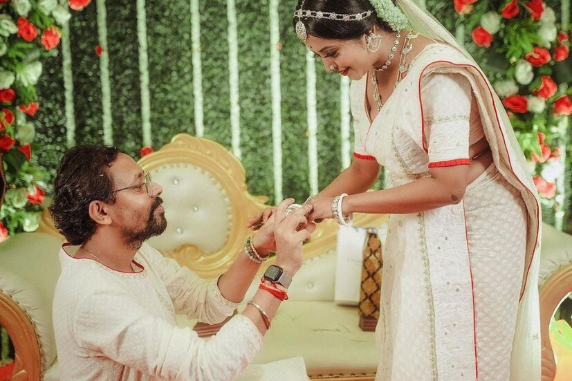 সোশ্যাল মিডিয়ায় নিজেদের বহু ছবি আগেও শেয়ার করেছেন অভিনেত্রী। এবার স্বামী স্বর্ণেন্দু সমাদ্দারের কাজের সময় চানাচুর-মুড়ি খাওয়ার একটি রিল পোস্ট করলেন তাঁর ইনস্টাগ্রামে।