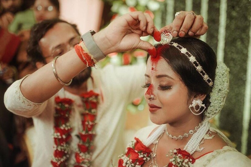 তবে প্রশংশার পাশাপাশি উঠে এসেছে নানা প্রশ্নও। কেন হঠাৎ এমন সাজ অভিনেত্রীর? কেনই বা 'রাঙা বউ' লাল না পরে বেছে নিলেন সাদা লাল-পাড় শাড়ি? 