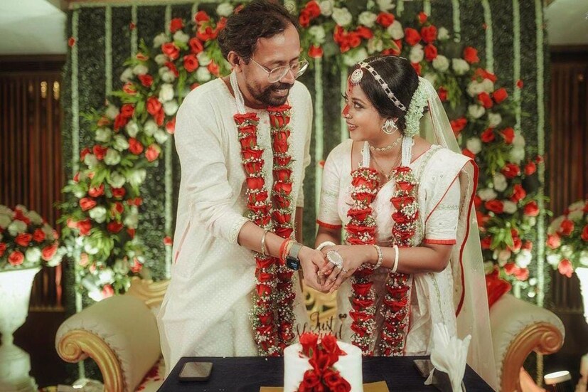 শ্রুতি জানান সাদা জামা পরে তিনি একটি বিয়ে বাড়ি গিয়েছিলেন। সেখানে তাঁকে শুনতে হয়েছিল 'কালো মেয়ে সাদা পরলে খেতে আসে'। তখন তিনি তাঁর অর্থ বোঝেননি। কিন্তু প্রতিবাদী শ্রুতি বড় হয়ে তাঁর কাজ ও আচরণের মাধ্যমে বুঝিয়ে দেন গায়ের রঙটা সব নয়। তিনি যেমন তেমনটাতেই খুশি।
