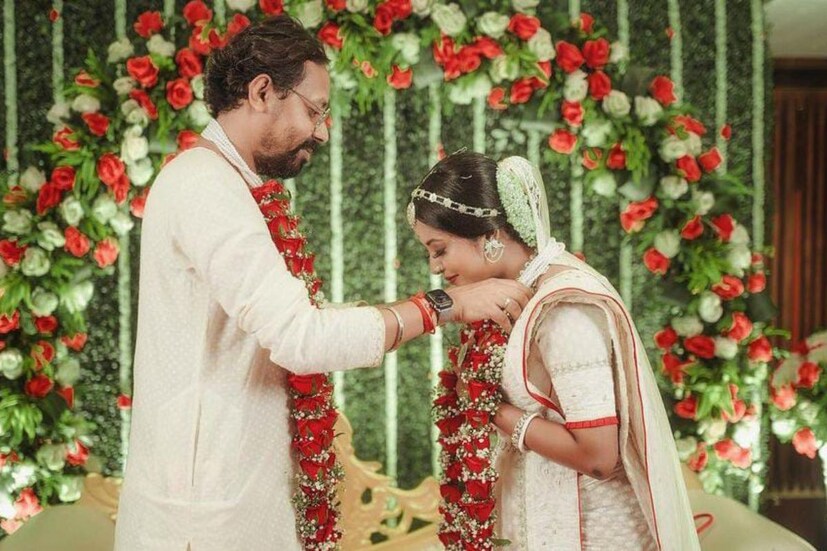 সাজের ক্ষেত্রে ছক ভেঙেছেন শ্রুতি। লাল টুকটুকে কনে বউ নয়। সাদা রঙের সরু লাল পাড় বসানো শাড়ি। গায়ে রুপোর গয়না। মাথায় টায়রা-টিকলি, নাক ভর্তি সিঁদুর, গলায় লাল গোলাপের মালা পরে নজর কেড়েছেন শ্রুতি৷ 