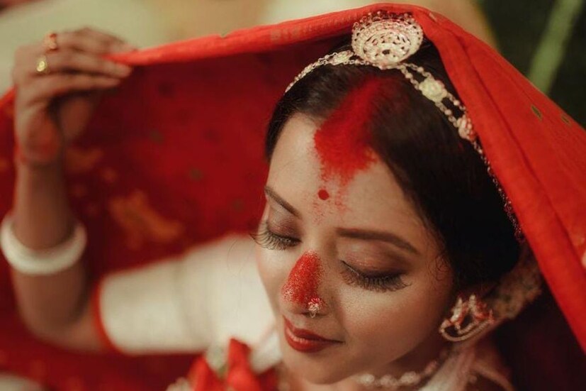 অভিনেত্রীর অনুরাগীরা তাঁকে ভালবাসা ও শুভেচ্ছায় ভরিয়ে দিয়েছেন। তাঁর এই অন্য রকম বিয়ের সাজও খুব প্রশংসা পেয়েছে। অনেকে লিখেছেন, আর্থিক কারণে বহু বাবা-মা তাঁর মেয়েকে সোনা দিয়ে শ্বশুরবাড়ি পাঠাতে পারেন না বলে বহু মেয়ের বিয়ে ভেঙে যায়। সেখানে শ্রুতির এই সাজ সত্যি অনেককে নতুন দিশা দেখাবে।