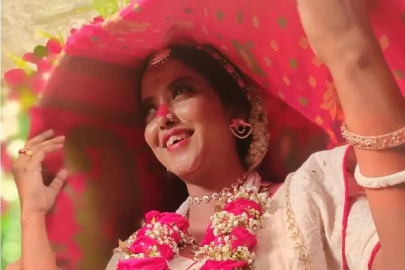 যারা মনে করেন গায়ের রংটাই সব, বিয়েতে সাদা রঙকে প্রাধান্য দিয়ে সমাজের সেই সব মানুষদের যোগ্য জবাব দিয়েছেন শ্রুতি। অন্তত্য নেটিজেনদের একাংশই মনে করছেন তাই। পাশাপাশি যারা নিজের গায়ের রঙ নিয়ে আত্মগ্লানিতে ভোগেন, তাঁদের কাছে শ্রুতি অনুপ্রেরণা।