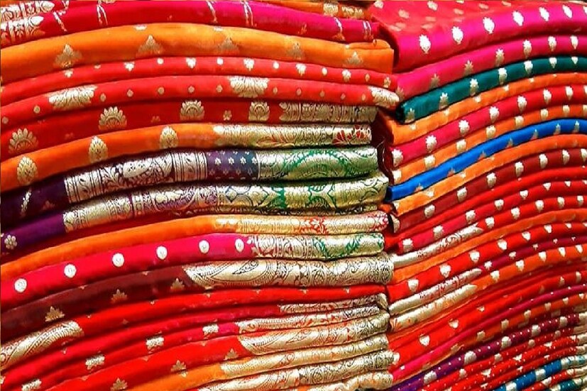 *কীভাবে শাড়ি রাখবেন: সাধারণ শাড়ির সঙ্গে কখনই সিল্কের শাড়ি রাখবেন না। এ কারণে অন্যান্য শাড়ির নকশা একসঙ্গে লেগে যেতে পারে। এ ক্ষেত্রে সবসময় সিল্কের শাড়ি আলাদা জায়গায় রেখে সুতির কাপড় দিয়ে ভাল করে ঢেকে রাখুন। এ ভাবে সিল্কের শাড়ি ভাল থাকে। (সতর্কীকরণঃ এই নিবন্ধে দেওয়া তথ্য এবং তথ্য সাধারণ বিশ্বাসের উপর ভিত্তি করে। নিউজ 18 বাংলা এগুলি নিশ্চিত করে না। এগুলো বাস্তবায়নের আগে সংশ্লিষ্ট বিশেষজ্ঞের পরামর্শ মানুষ।) সংগৃহীত ছবি।