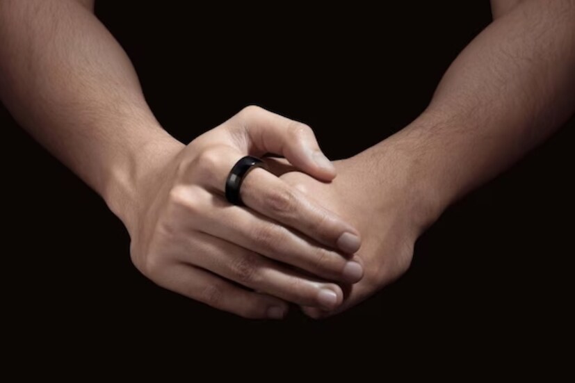 Boat Smart Ring-এর বিভিন্ন ফিচার: এটি সেরামিক এবং ধাতু দিয়ে তৈরি। অত্যাধুনিক ডিজাইনের Boat কোম্পানির এই স্মার্ট রিং-এর মধ্যে থাকবে হার্ট রেট মনিটরিং, SpO2 ট্র্যাকিং এবং স্লিপ ট্র্যাকিংয়ের মতো স্বাস্থ্য সংক্রান্ত ট্র্যাকিং ফিচার। এছাড়াও গ্রাহকদের শরীরের তাপমাত্রা নিরীক্ষণ করার জন্য রিংটিতে একটি টেম্পারেচার সেন্সর রাখা হয়েছে। এতে স্টেপ ট্র্যাকিংয়ের মতো ফিচারও রয়েছে, যা আধুনিক স্মার্টওয়াচে পাওয়া যায়।