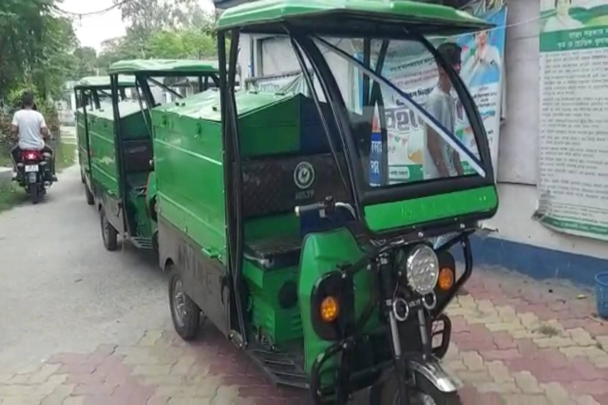 ওয়েস্ট ম্যানেজমেন্টের কাজ দেখতে অভিযান বালুরঘাট পুরসভার