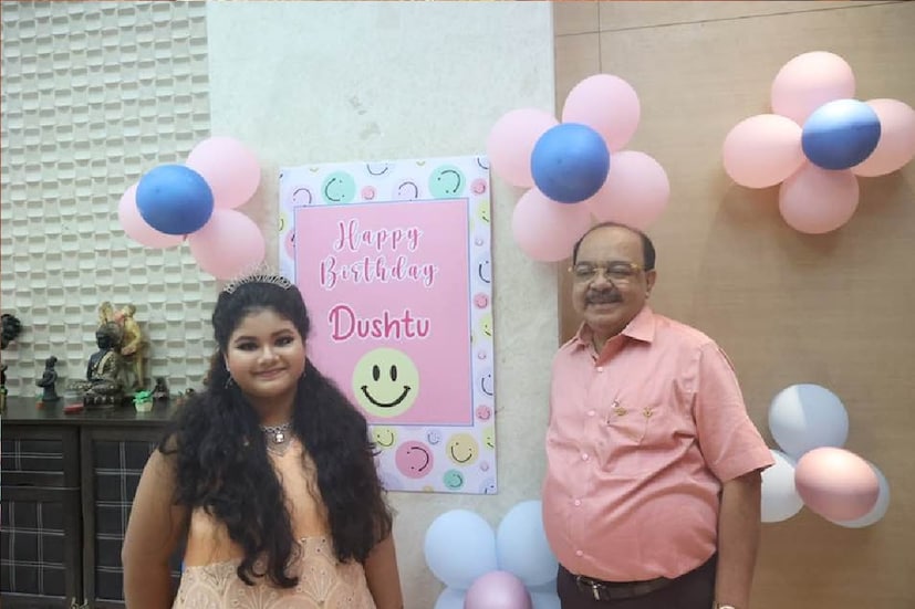 *দুষ্টু'র জন্মদিনে তাঁর সঙ্গে একটা ছবি না হলে হয়! তাই সেরকমই একটি ছবি শেয়ার করেছেন বৈশাখী বন্দ্যোপাধ্যায়।  