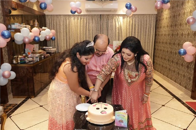 *মহুলের 'দুষ্টু'র জন্মদিন। তাই স্পেশ্যাল কেক অর্ডার করেছিল সে-ই। মধ্যরাতে তিনজনে মিলে সেই কেক কেটে শুরু হয় সেলিব্রেশন।      