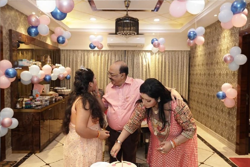 *'দুষ্টু'কে কেক খাইয়ে দিচ্ছে তার 'দুষ্টু'। 