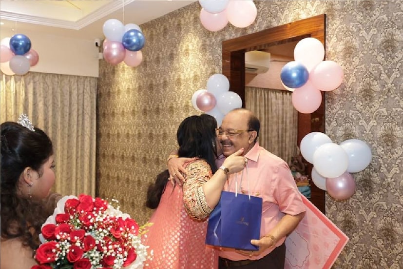 *ফুল, উপহারে শোভন চট্টোপাধ্যায়কে ভরিয়ে দিয়েছে পরিবারের সদস্যরা। 