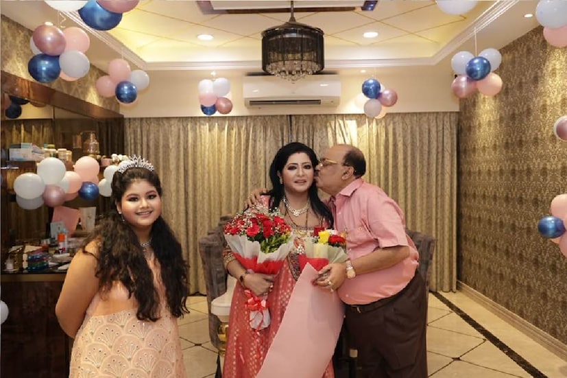 *বৈশাখী বন্দ্যোপাধ্যায়ের গালে চুম্বন এঁকে দিচ্ছেন শোভন চট্টোপাধ্যায়। 