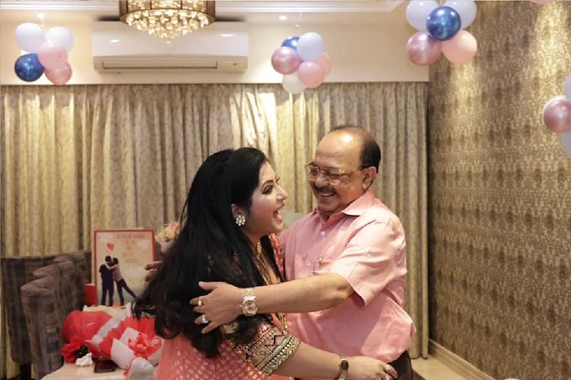 *জন্মদিনের আনন্দে উদ্ভাসিত শোভন চট্টোপাধ্যায়, বৈশাখী বন্দ্যোপাধ্যায়। 