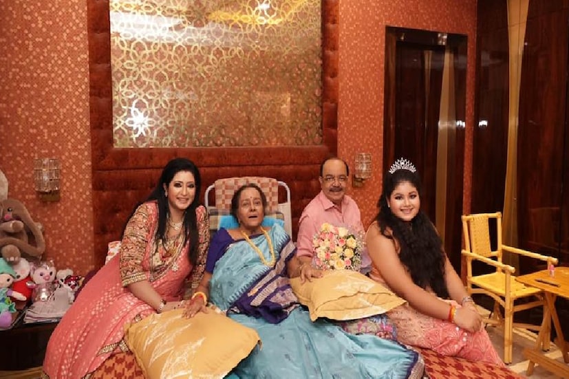 *বৈশাখী বন্দ্যোপাধ্যায়ের মা অসুস্থ। বিশেষ দিনে গোলপার্কের ফ্ল্যাটে উপস্থিত ছিলেন তিনিও।   