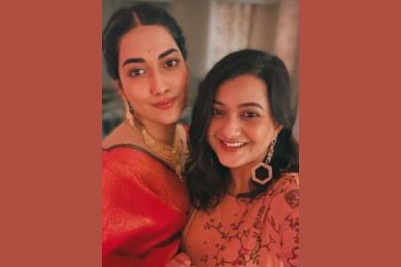অনামিকার প্রিয় বন্ধুদের মধ্যে অন্যতম সুপ্রিয়া। সুপ্রিয়ার আংটি বদলের অনুষ্ঠানেও উপস্থিত ছিলেন অনামিকা। নিজের ইনস্টাগ্রাম স্টোরিতে সে ছবিও শেয়ারও করে নিয়েছিলেন সুপ্রিয়া। (ছবি: ইনস্টাগ্রাম)