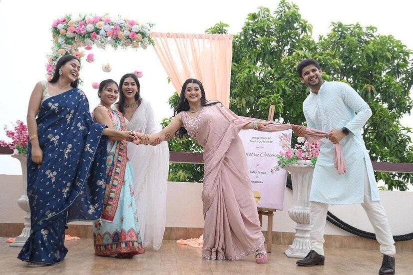 গাঁটছড়া বাঁধলেন উদয় প্রতাপ সিং ও অনামিকা চক্রবর্তী। পরিণতি পেল আড়াই বছরের প্রেম। ২৮ জুন, বুধবার মালাবদল সারলেন টলিপাড়ার অন্যতম জনপ্রিয় জুটি অনামিকা চক্রবর্তী ও উদয় প্রতাপ সিং। আর তাঁদের বিয়েতে উপস্থিত ছিলেন আদৃত রায়ের প্রাক্তন প্রেমিকা সুপ্রিয়া মণ্ডল। (ছবি: ইনস্টাগ্রাম)