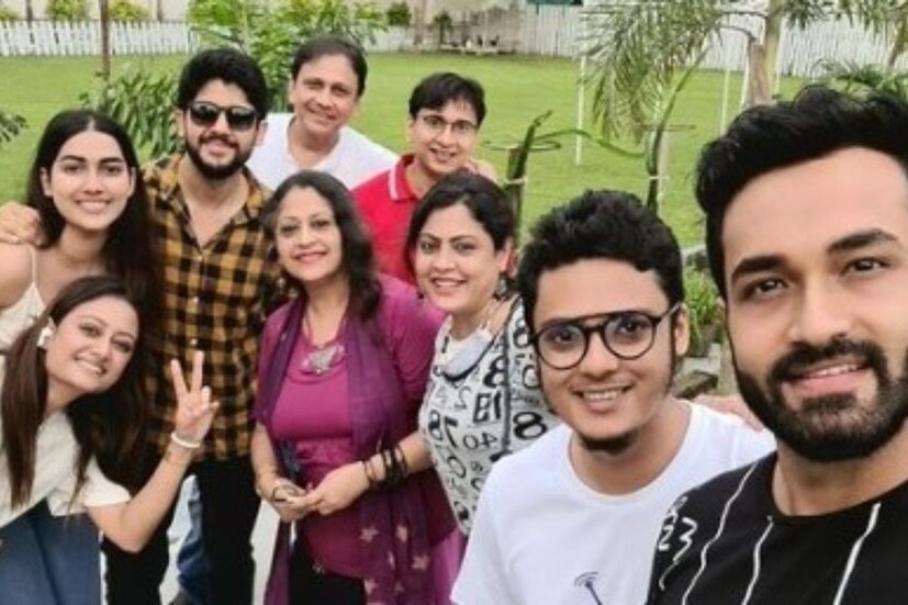 আদৃতের বাগদত্তা ছিলেন সুপ্রিয়া। তাঁর সঙ্গে আদৃতের বিয়ে একরকম ঠিক হয়ে গিয়েছিল। ১০ বছরের সম্পর্ক ছিল আদৃত-সুপ্রিয়ার। বন্ধুবান্ধবদের সঙ্গে আড্ডা হোক বা টেলিপাড়ার পার্টি সব জায়গায় প্রেমিকাকে সঙ্গে নিয়ে যেতেন আদৃত।(ছবি: ইনস্টাগ্রাম)