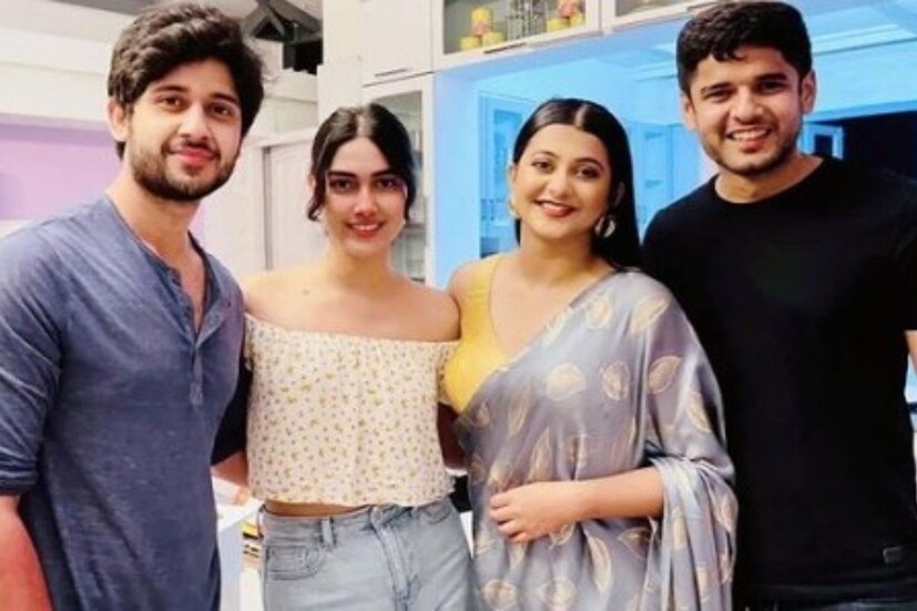 ২০২১ সালে অনামিকার জন্মদিনে অনামিকা একটি ছবি শেয়ার করেন স্যোশাল মিডিয়ায়। সেই ছবি ছিলেন উদয় প্রতাপ, আদৃত, অনামিকা ও সুপ্রিয়া। তখন অনামিকা-উদয়ের প্রেমের খবর ছিল গুঞ্জন মাত্র। সেই ছবির ক্যাপশনেই অভিনেত্রী লেখেন ‘আমার পরিবার বড় হচ্ছে! সবার উপস্থিতিতে জন্মদিন বিশেষ হয়ে উঠেছে’। (ছবি: ইনস্টাগ্রাম)