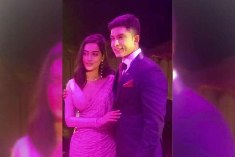 ২০২১-এর নভেম্বরে বিয়ের পিঁড়িতে বসার কথা ছিল তাঁদের। তারপরই ফেব্রুয়ারীতে প্রকাশ্যে আসে সুপ্রিয়ার আংটি বদলের ছবি। তিনি আংটি বদল করেন তাঁর তৎকালীন প্রেমিকের সঙ্গে। (ছবি: ইনস্টাগ্রাম)
