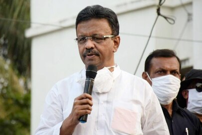 পরিবারের হেনস্থায় ক্ষুব্ধ ফিরহাদ৷ 