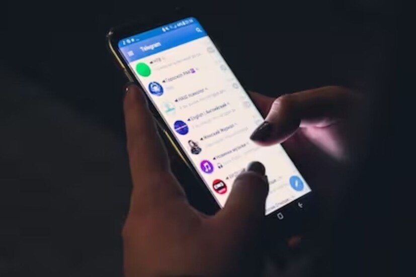Telegram WhatsApp-এর বাজার বোধহয় সবচেয়ে বেশি পরিমাণে খেয়েছে এই অ্যাপটাই। হবে নাই বা কেন, এন্ড টু এন্ড এনক্রিপশন এখানেও আছে। তার ওপরে রয়েছে ২ লক্ষ লোকের গ্রুপে চ্যাটের সুবিধা, অ্যাকাউন্ট থাকে নম্বরের সঙ্গে জোড়া- আর কী বা চাই৷ 