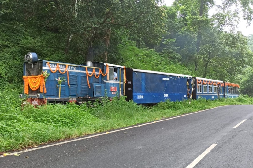 ভারী বৃষ্টির পূর্বাভাস হাওয়া অফিসের। সে কারণ দেখিয়ে বৃহস্পতিবার থেকে ৩১ অগাস্ট পর্যন্ত বন্ধ থাকছে টয়ট্রেনের ৪টি &quot;জয় রাইড&quot; পরিষেবা। দার্জিলিং, বাতাসিয়ালুপ এবং ঘুমের মধ্যে সংযোগকারী এই চার পরিষেবা বন্ধের সিদ্ধান্ত উত্তর-পূর্ব সীমান্ত রেলের।