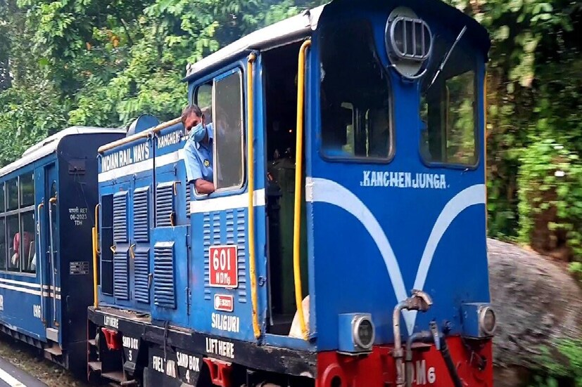 প্রতি বর্ষার সময়েই বন্ধ রাখা হয়। কেননা এই সময়ে পর্যটকের সংখ্যা তুলনায় কম থাকে। স্টিম ইঞ্জিন চালালে আর্থিক ক্ষতির মুখে পড়তে হবে। জ্বালানির খরচ বেড়েছে। পাশাপাশি ভারী বর্ষায় লাইনে ধস পড়ার সম্ভাবনা রয়েছে। 