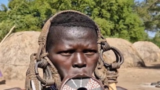 ঠোঁট কেটে ঢোকানো কাঠের চাকতিই তাঁদের সৌন্দর্যের বড় প্রতীক; এই উপজাতির কথা জানলে সত্যিই অবাক হতে হয়! (Photo: Instagram)