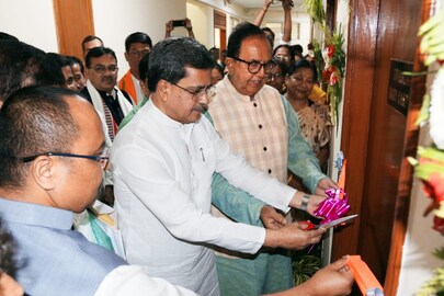 হাসিনাকে আনারস উপহার ত্রিপুরার মুখ্যমন্ত্রীর