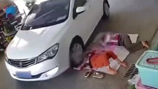 ঘুমন্ত ফুটপাতবাসীর মুখের উপর সটান উঠে এল গাড়ির চাকা! তার পরে? ভাইরাল ভিডিও দেখে শিউরে উঠছেন নেটিজেনরা!