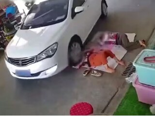 ঘুমন্ত ফুটপাতবাসীর মুখের উপর সটান উঠে এল গাড়ির চাকা! তার পরে? ভাইরাল ভিডিও দেখে শিউরে উঠছেন নেটিজেনরা! ঘুমন্ত ফুটপাতবাসীর মুখের উপর সটান উঠে এল গাড়ির চাকা! তার পরে? ভাইরাল ভিডিও দেখে শিউরে উঠছেন নেটিজেনরা!