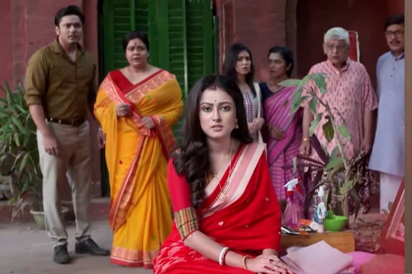 সূত্রের খবর, বাসের উপর থেকে লাফ দেওয়ার একটি দৃশ্যের শ্যুট চলছিল। তখনই সেখান থেকে বেকায়দায় পড়ে গিয়ে এই অবস্থা হয়। সঙ্গে সঙ্গেই প্লাস্টার করা হয় তাঁর পায়ে। চিকিৎসক ছয় সপ্তাহের জন‍্য সম্পূর্ণ বিশ্রামে থাকার পরামর্শ দিয়েছেন অভিনেতাকে।
