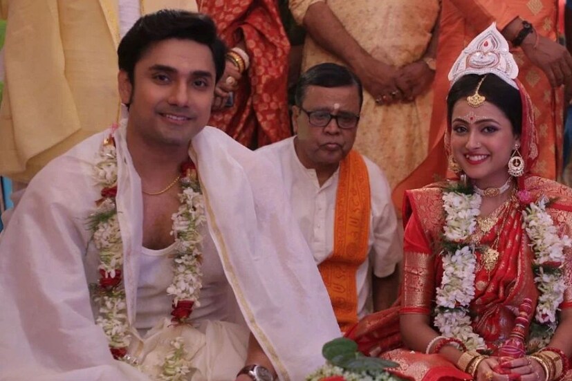 ইতিমধ্যে সেই ট্র্যাক মেগাতেও শুরু হয়ে গিয়েছে। সেখানে দেখানো হয়েছে সৃজনের মা ছেলের পা ভাঙা নিয়ে পর্ণাকে দোষারোপ করছে। আর সেই অভিযোগ ভুল প্রমাণ করতে পর্ণা তিন্নি সবার সামনে নিয়ে এসে সৃজনের পা ভাঙার পিছনে আসল কারণ দত্ত পরিবারের সকলকে জানাচ্ছে।