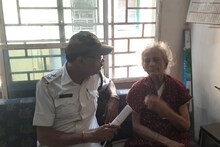 উত্তরপাড়ায় আবাসন থেকে অসহায় বৃদ্ধাকে উদ্ধার করে দেখভালের দায়িত্ব নিল পুলিশ