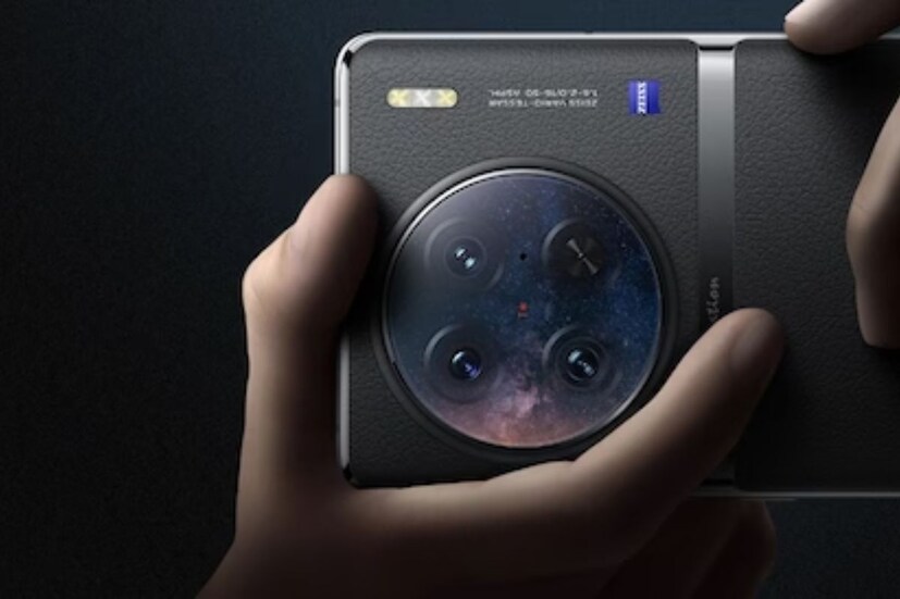 Vivo X90 Pro: বর্তমানে Vivo-র এই স্মার্টফোনটি Croma থেকে ৮৪,৯৯৯ টাকায় কেনা যাবে। এই ফোনটি বিশেষ ভাবে শুধুমাত্র ফটোগ্রাফির জন্য লঞ্চ করা হয়েছে। এর রিয়ার ক্যামেরার মধ্যে রয়েছে ৫০ মেগাপিক্সেল Sony IMX989 প্রাথমিক সেন্সর, ৫০ মেগাপিক্সেল IMX758 পোর্ট্রেট লেন্স এবং ১২ মেগাপিক্সেল আল্ট্রা-ওয়াইড অ্যাঙ্গেল লেন্স।