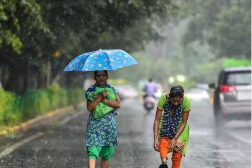 বাতাসে জলীয় বাষ্প বেশি থাকায় যদি অস্বস্তি হবে। ২৪ ঘণ্টা পর থেকে তাপমাত্রা বাড়তে থাকবে। দুই থেকে তিন ডিগ্রি তাপমাত্রা বাড়তে পারে বলে অনুমান আবহাওয়াবিদদের।