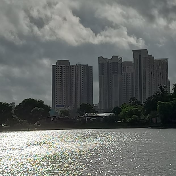 কলকাতায় আংশিক মেঘলা আকাশ। কয়েক পশলা বৃষ্টির সম্ভাবনা। বজ্রবিদ্যুৎ-সহ হালকা থেকে মাঝারি বৃষ্টির সম্ভাবনা বেশি। বৃষ্টি হলেও জলীয় বাষ্পের কারণে আর্দ্রতাজনিত অস্বস্তি থাকবে। রবি ও সোমবার বৃষ্টির পরিমাণ বেশি হওয়ার সম্ভাবনা।